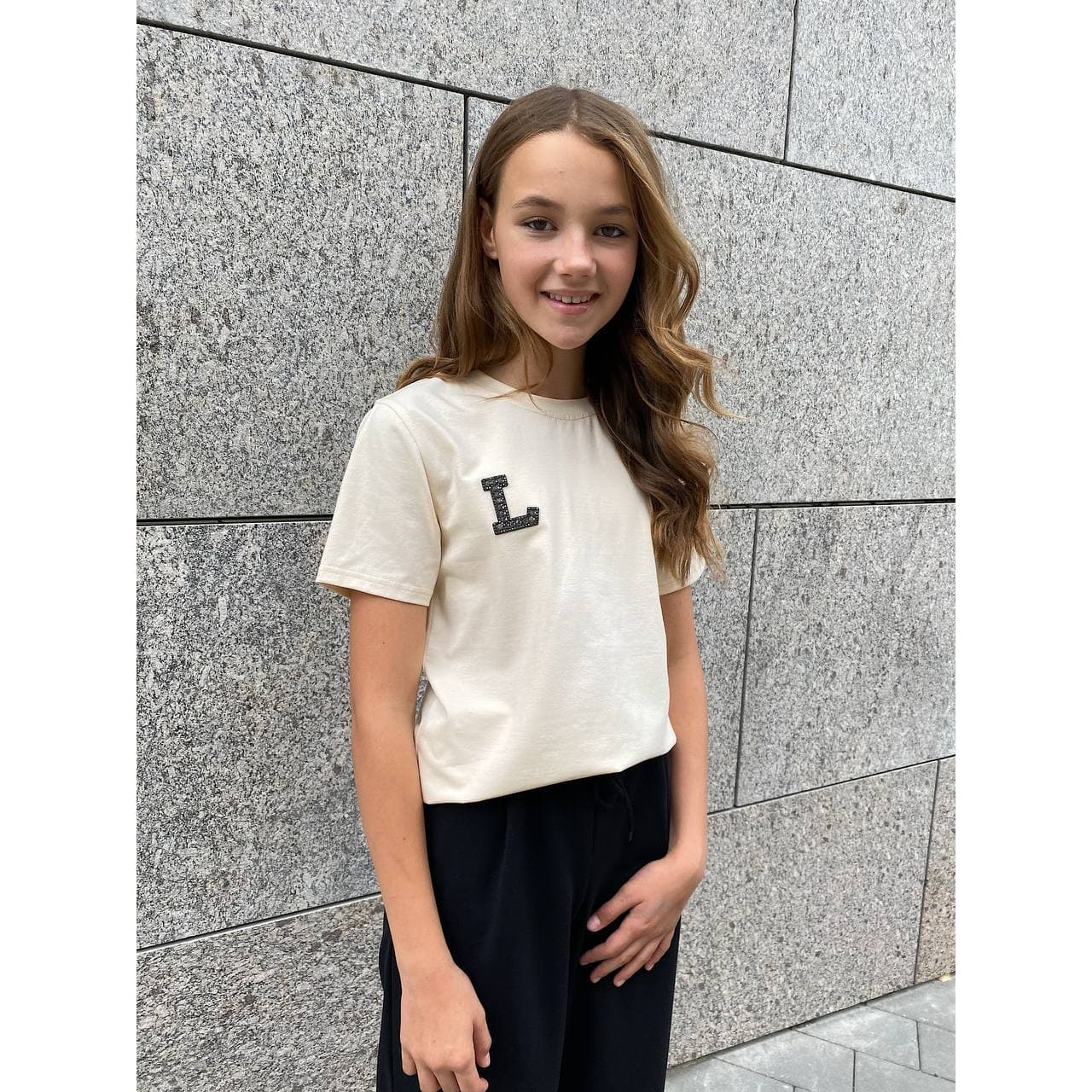 Classic beige t-shirt with "L" for girls and boys - Lemoni Boutique