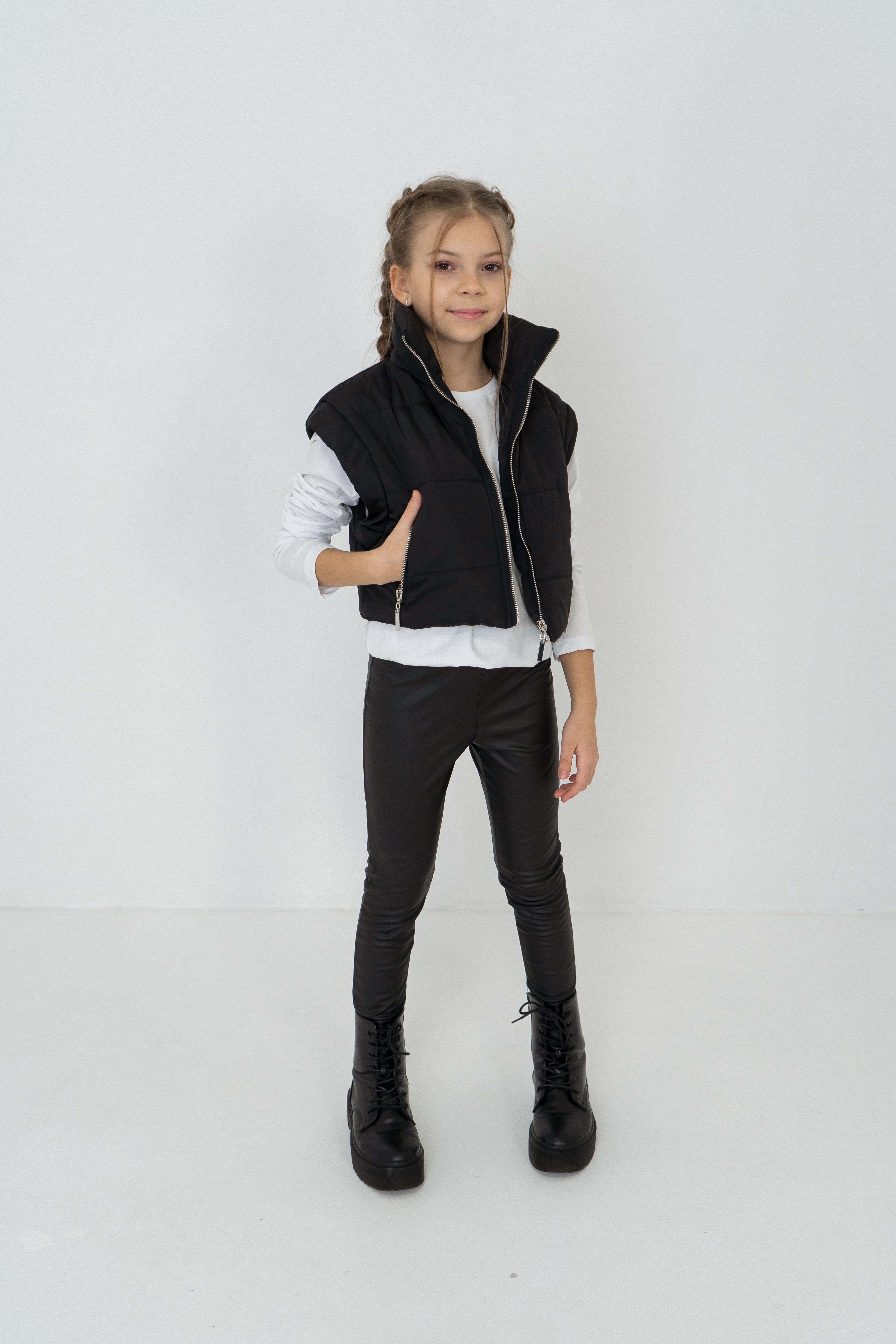 Girls´ mid-season vest / faux leather leggings