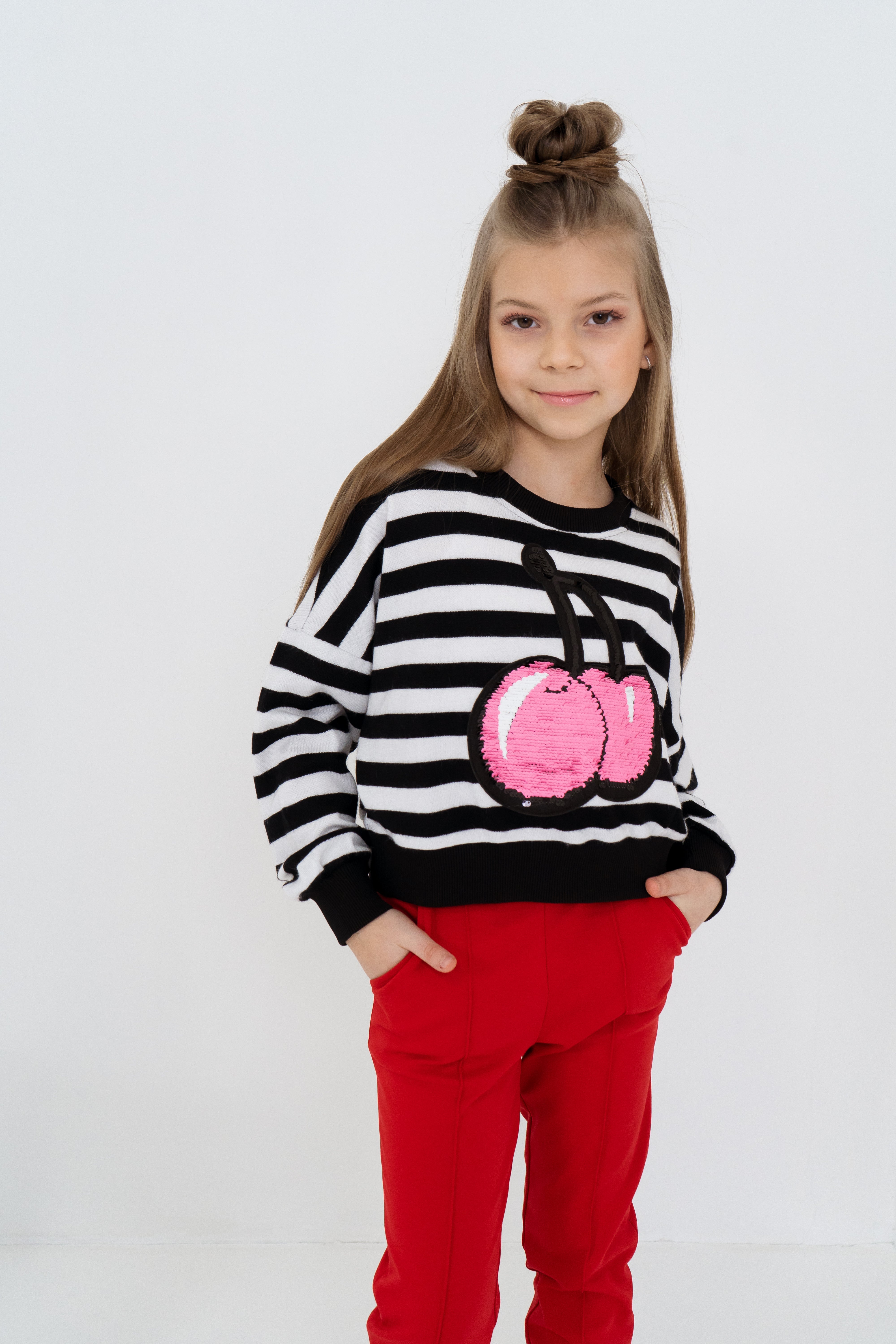 Striped pullover with the sequined color changing Cherry