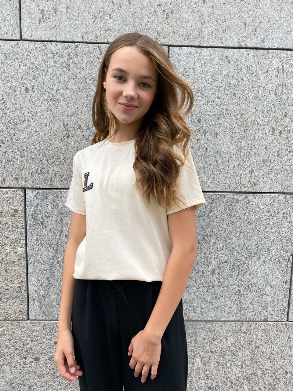 Classic beige t-shirt with "L" for girls and boys - Lemoni Boutique
