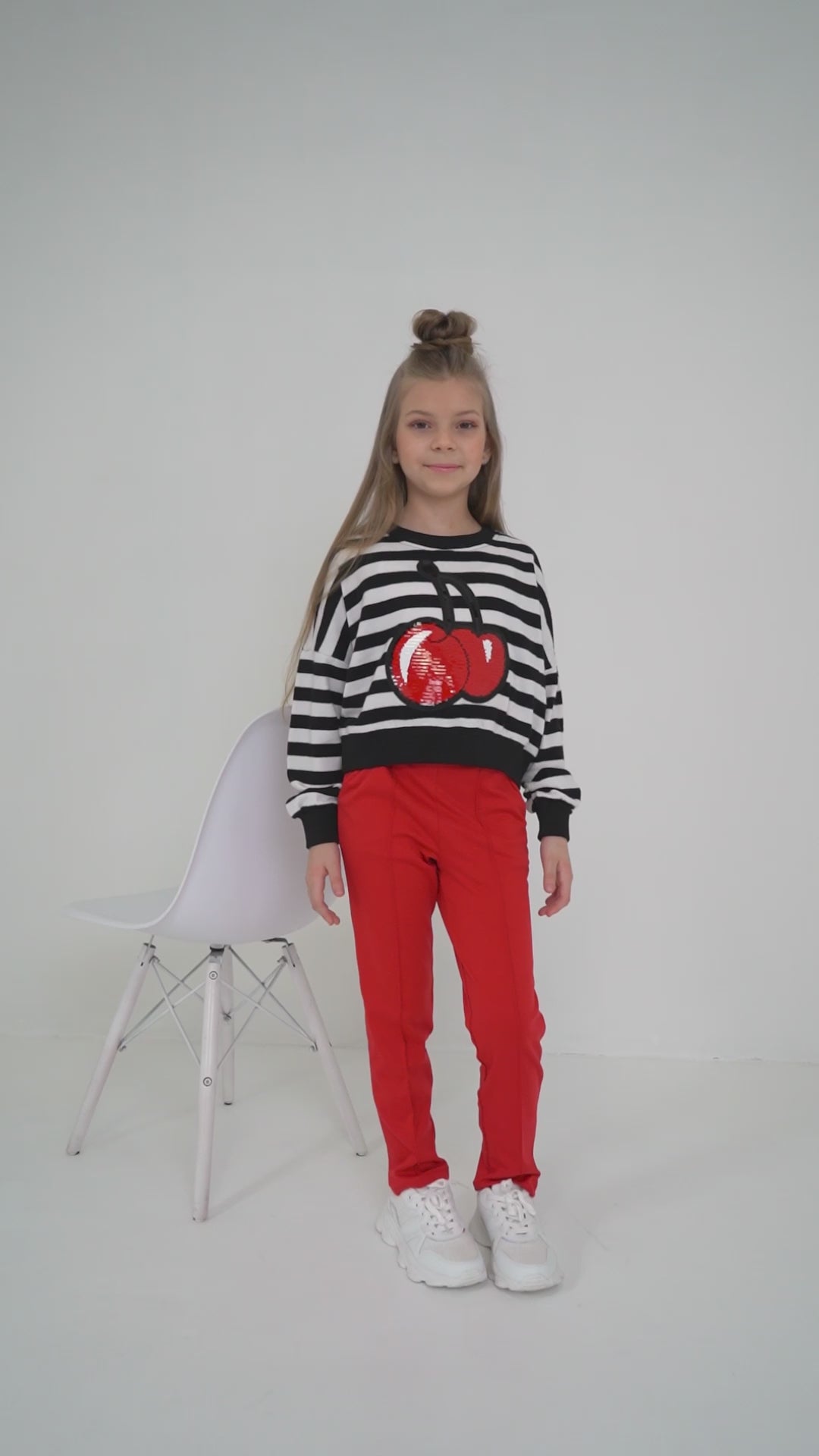 Striped pullover with the sequined color changing Cherry