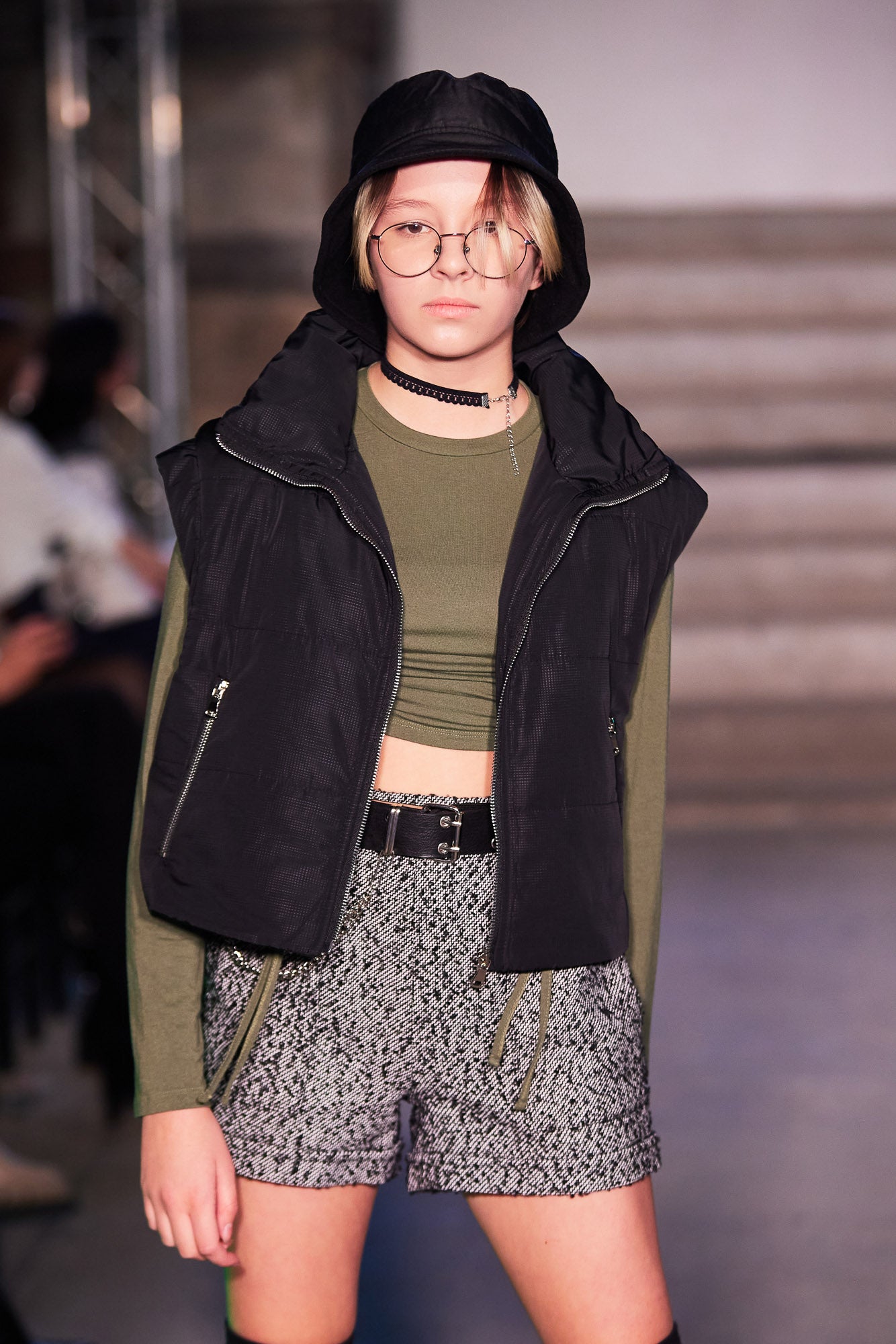Cropped mid-season vest for girls - black - Lemoni Boutique