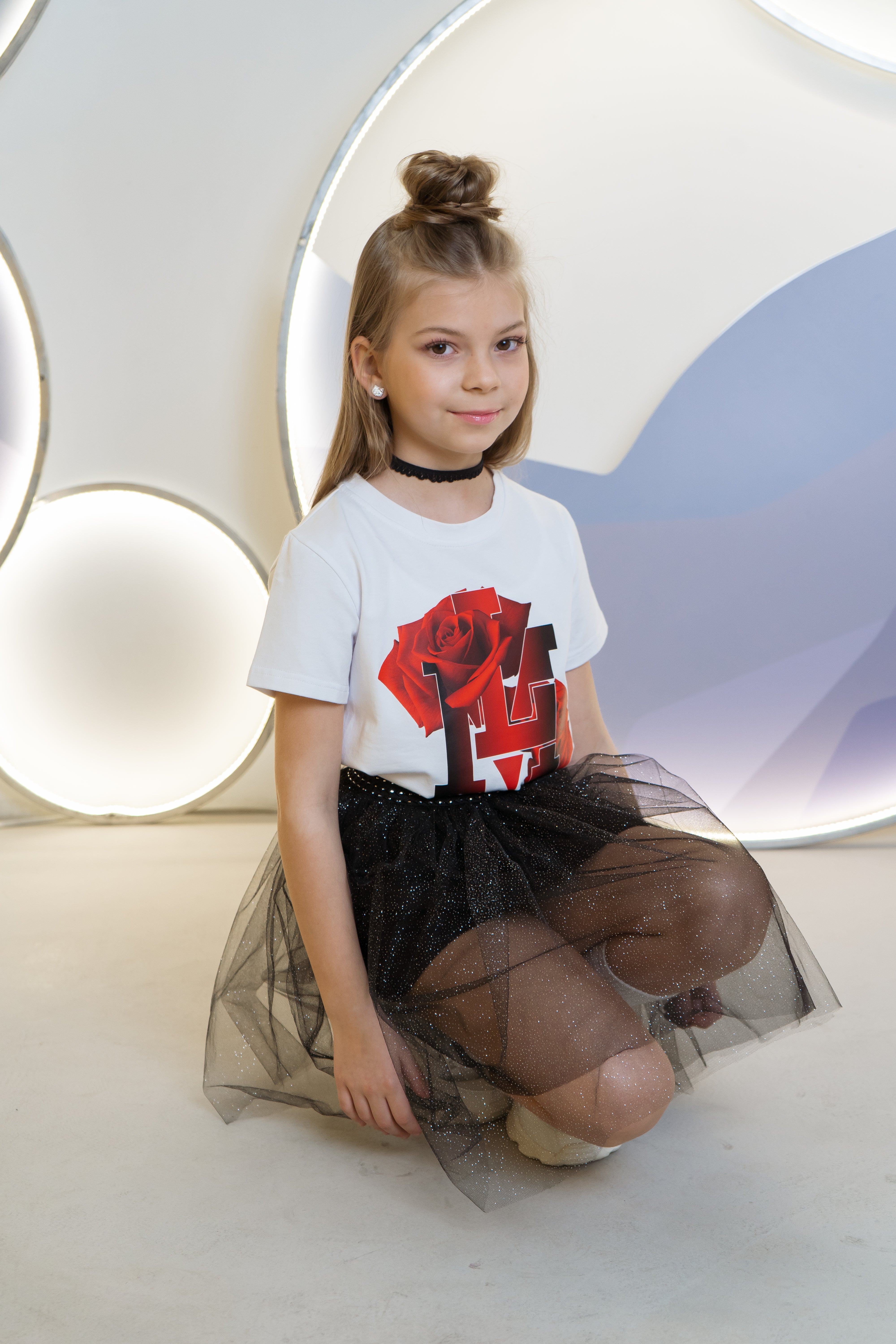 Girls´ T-shirt featuring a rose print - white - Lemoni Boutique