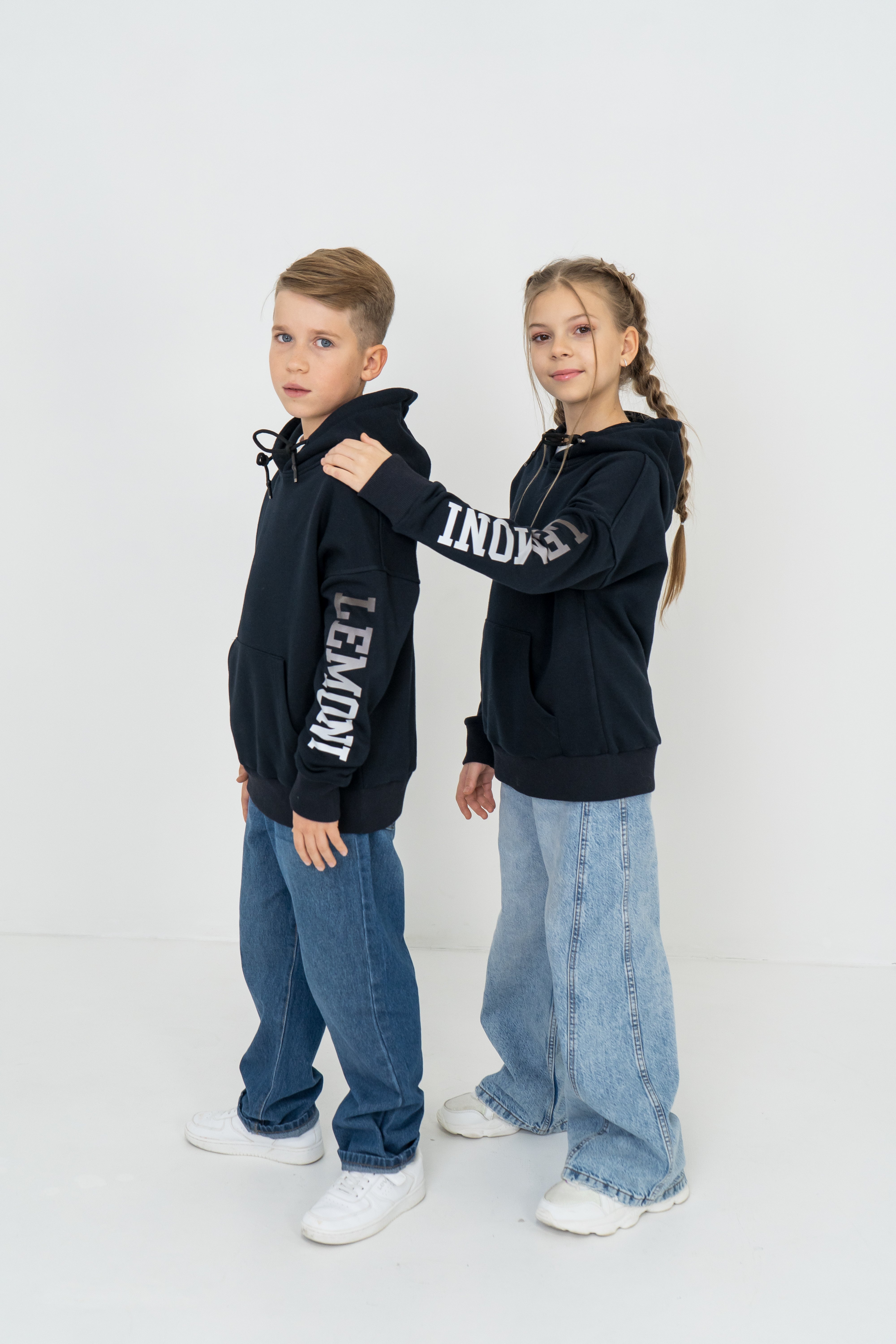 Junge und Mädchen im Familylook - dunkelblauer Hoodie Lemoni