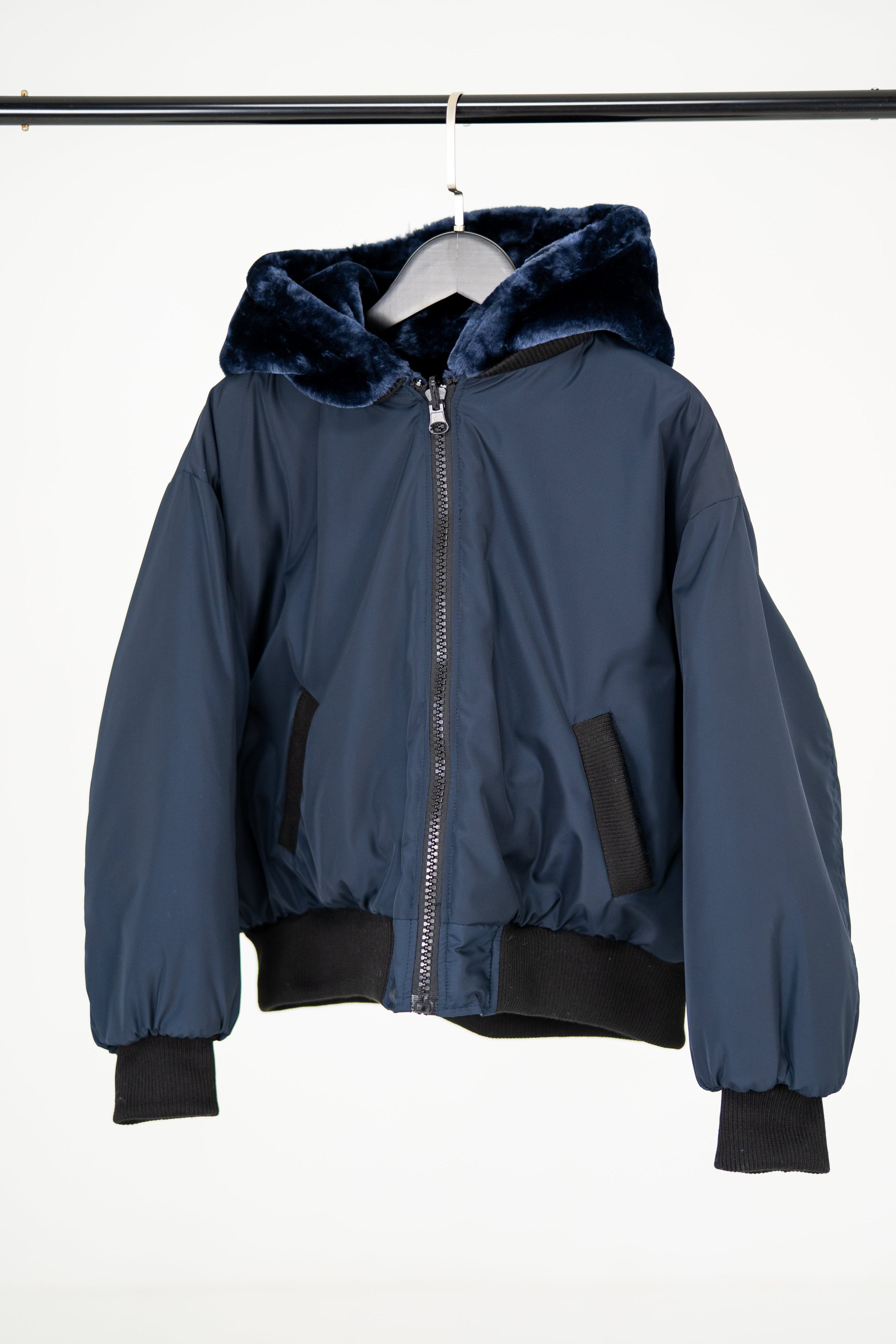 Dunkelblaue Winterjacke 2in1 mit Kunstfell ist auf die glatte Seite gewendet.