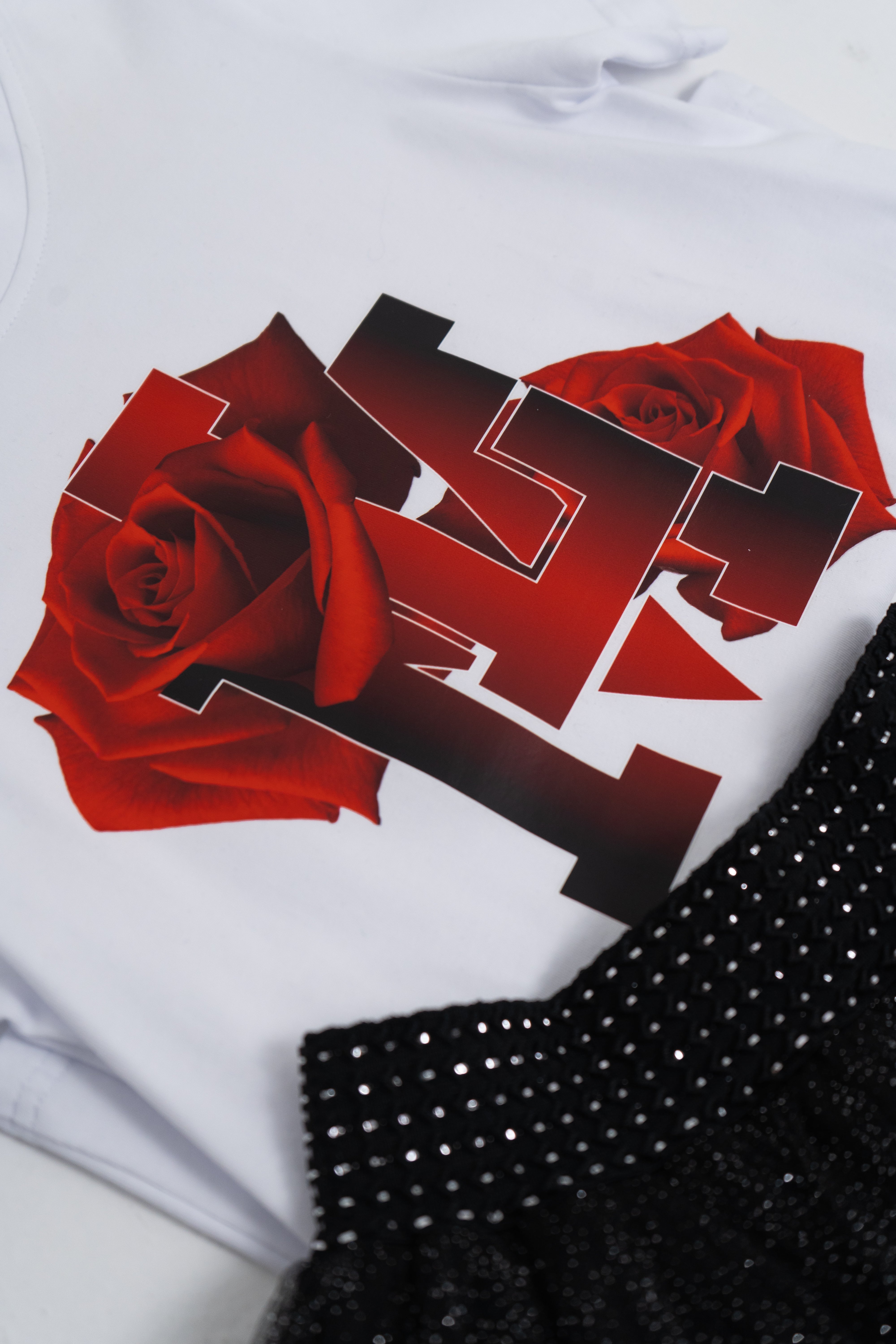 Girls´ T-shirt featuring a rose print - white - Lemoni Boutique