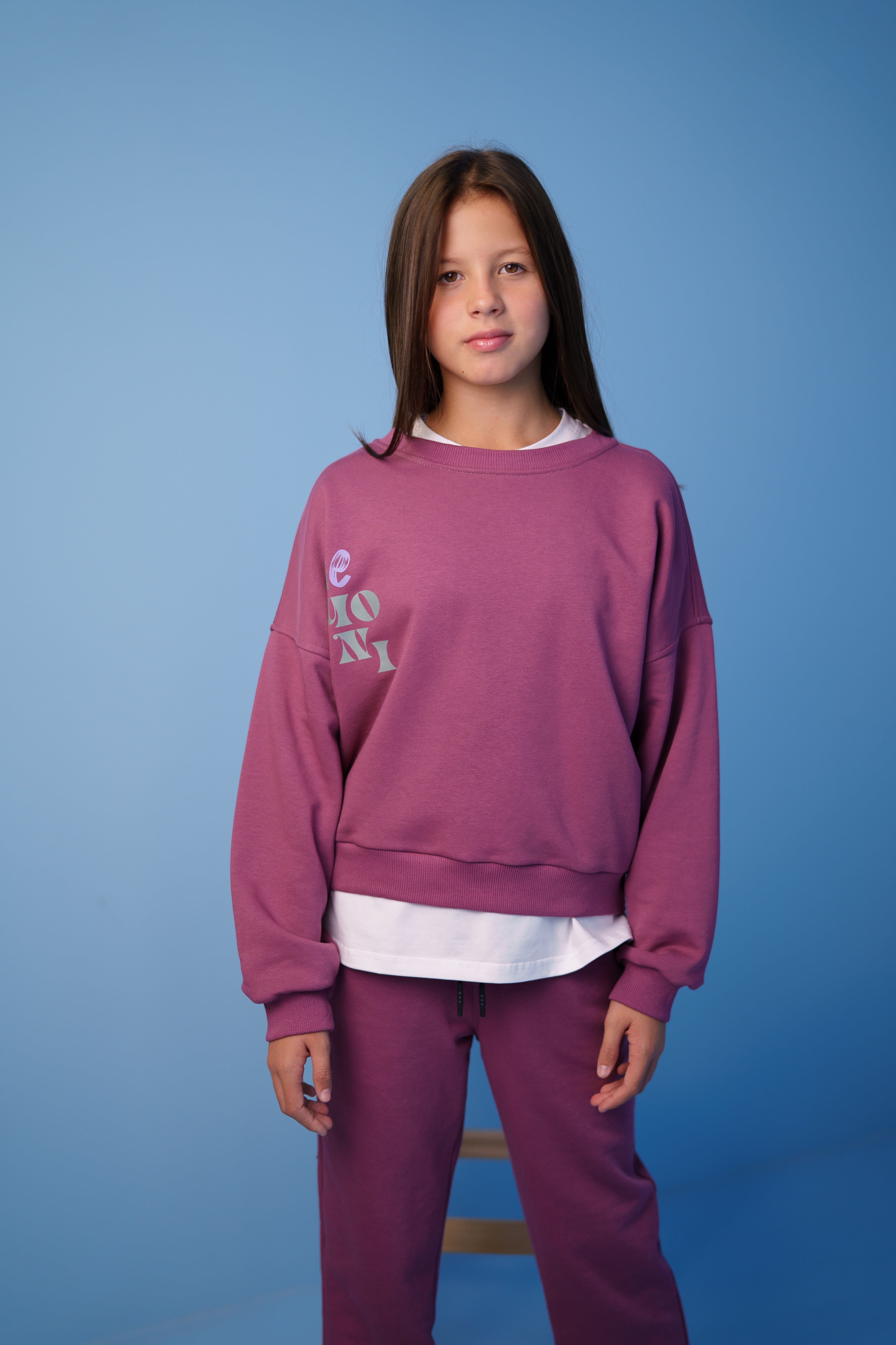 girl wearing a pink tracksuit with a sweatshirt by Lemoni 