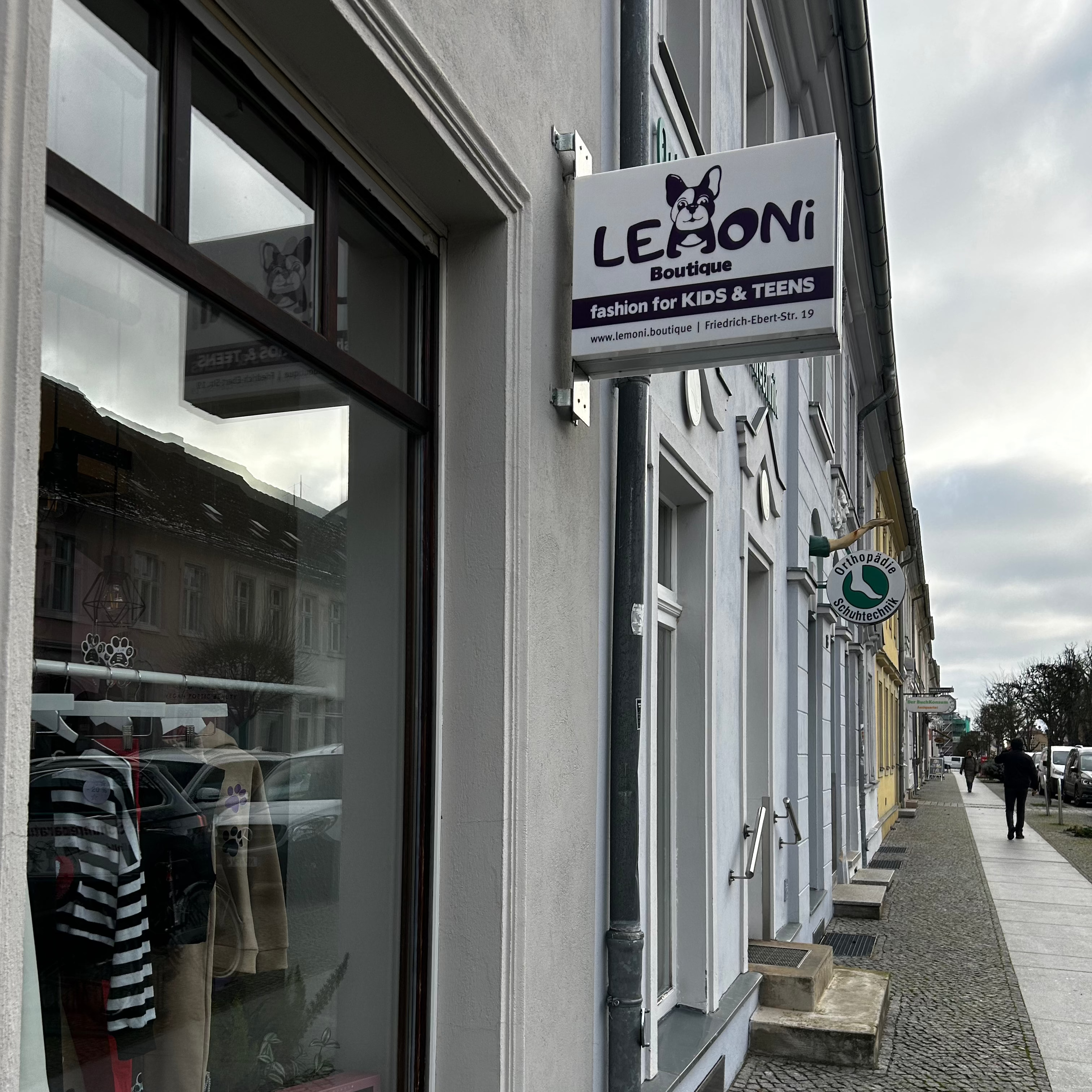 Vitrine und Außenwerbung von Lemoni Boutique in Neuruppin