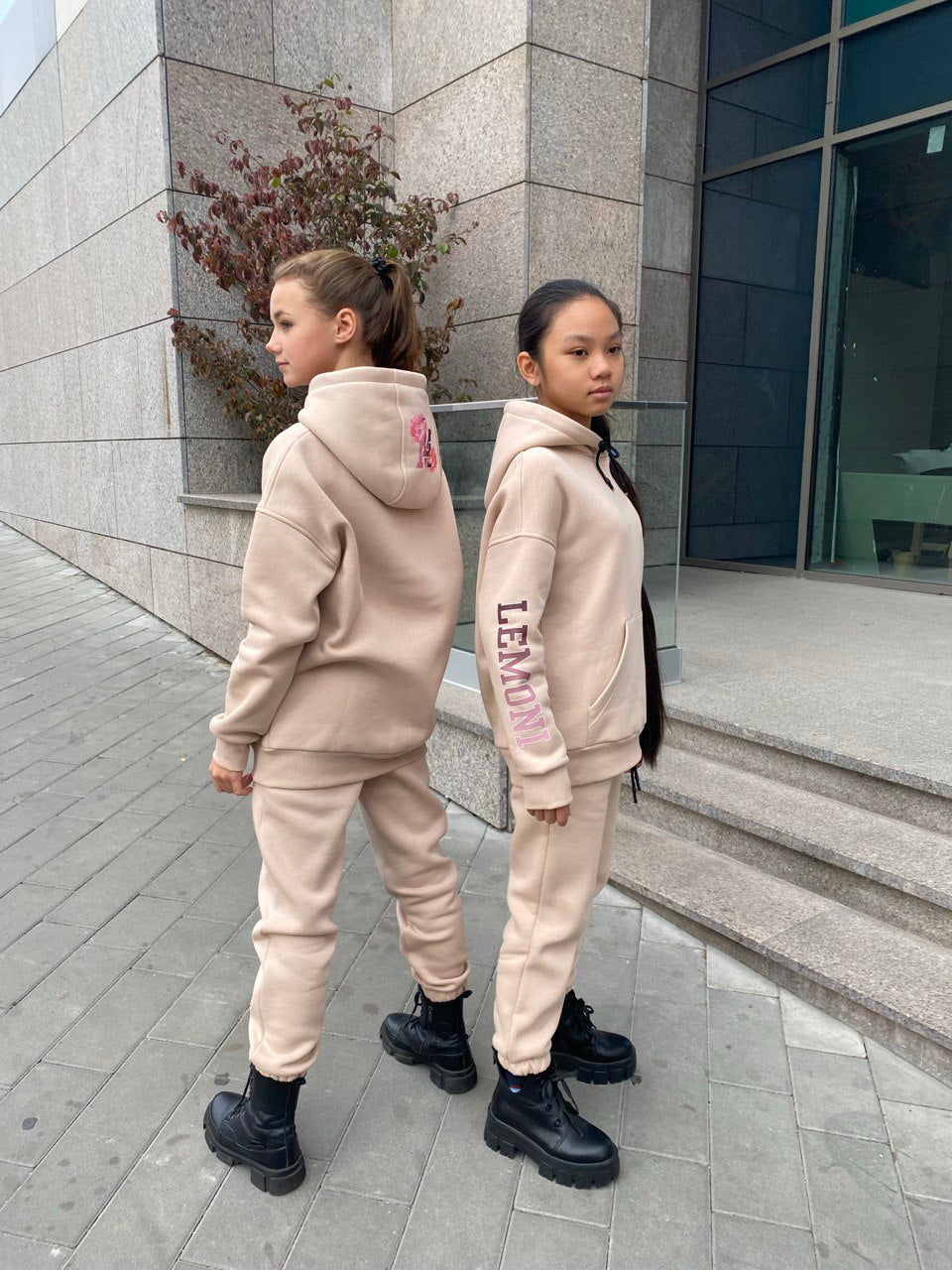 Trainigsanzug für Mädchen, bestehend aus Hoodie und Hose mit Fleecefutter - lila oder beige